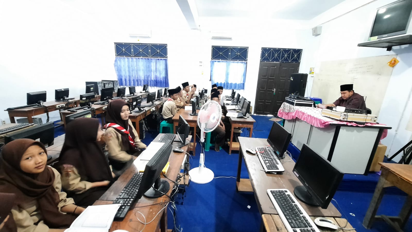 kegiatan dilaboratorium komputer siswa