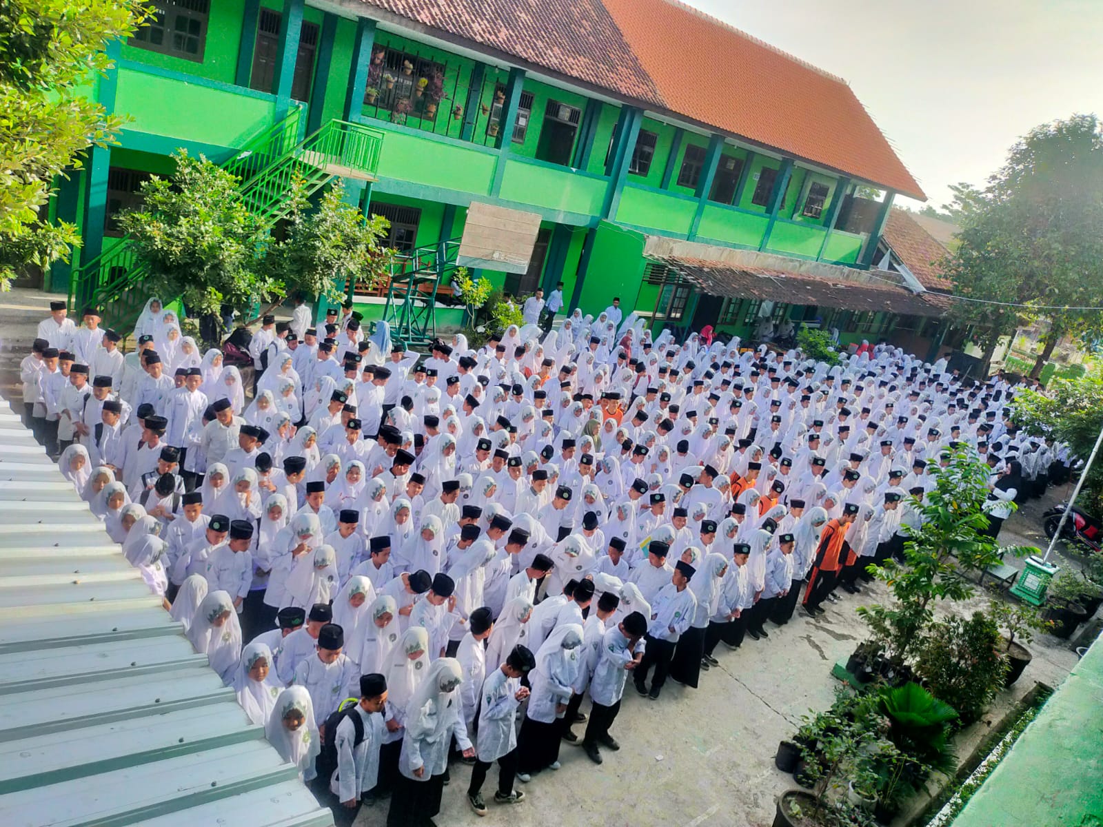 upacara bendera setiap hari senin